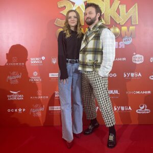 Mariia Pustova Instagram - Наша долгожданная премьера «Зірки за обміном» @zirky.movie в кинотеатрах
Приходите в кино и смотрите новогоднюю комедию🎄
#зіркизаобміном #актрисамарияпустовая #пустоваямария #маріяпустова #актрисапустова