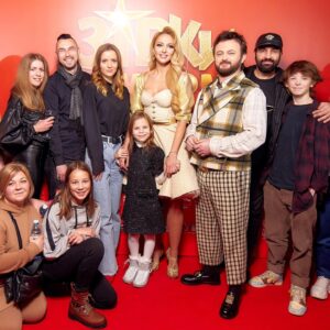 Mariia Pustova Instagram - Наша долгожданная премьера «Зірки за обміном» @zirky.movie в кинотеатрах
Приходите в кино и смотрите новогоднюю комедию🎄
#зіркизаобміном #актрисамарияпустовая #пустоваямария #маріяпустова #актрисапустова