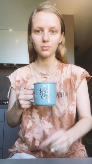 Mariia Pustova Instagram - Готуємо чай 
Хочеш детальний рецепт?
Пиши в Direct🤣