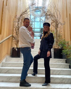 Mariia Pustova Instagram - Мені сьогодні 33
Цього року святкування в родинному колі
Наступного року обов’язково повернемось до наших традицій з @maksymbukin Зберемо друзів, влаштуємо ще одну неймовірну тематичну вечірку…
А Наразі бажання у всіх одне💙💛
Найголовніший подарунок тримаю на руках
Щаслива бути донькою,подругою,мамою, дружиною, актрисою..,

Безмежно вдячна за Ваші вітання💙💛💙💛
