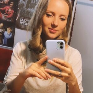 Mariia Pustova Instagram - Повернення на роботу, а це означає що на цьому тижні:
14 жовтня «Убити чи любити»
15 жовтня «Шинель»

Чекаю зустрічі в Молодому🎭
Далі буде
