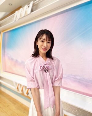 Mariko Dou Instagram - 本日の「ワイド！スクランブル」の衣装は、

☆ブラウス,スカート… #ノーリーズ

でした👗✨

暑い一日でしたが、淡いピンクのブラウスが爽やかでした💕

大下さんの代理を担当し、終始あたふたしていましたが、同期の佐々木アナがいてくれて本当に心強かったです✨

 #大下容子ワイドスクランブル #ワイドスクランブル #ニュース #テレビ朝日 #堂真理子 #アナウンサー衣装 #番組衣装