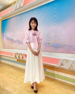 Mariko Dou Instagram - 本日の「ワイド！スクランブル」の衣装は、

☆ブラウス,スカート… #ノーリーズ

でした👗✨

暑い一日でしたが、淡いピンクのブラウスが爽やかでした💕

大下さんの代理を担当し、終始あたふたしていましたが、同期の佐々木アナがいてくれて本当に心強かったです✨

 #大下容子ワイドスクランブル #ワイドスクランブル #ニュース #テレビ朝日 #堂真理子 #アナウンサー衣装 #番組衣装