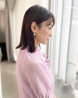 Mariko Dou Instagram - 本日の「ワイド！スクランブル」の衣装は、

☆ブラウス,スカート… #ノーリーズ

でした👗✨

暑い一日でしたが、淡いピンクのブラウスが爽やかでした💕

大下さんの代理を担当し、終始あたふたしていましたが、同期の佐々木アナがいてくれて本当に心強かったです✨

 #大下容子ワイドスクランブル #ワイドスクランブル #ニュース #テレビ朝日 #堂真理子 #アナウンサー衣装 #番組衣装