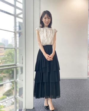 Mariko Dou Instagram - 昨日の「ワイド！スクランブル」の衣装は、

☆ブラウス,スカート… #proportionbodydressing 
☆アクセサリー… #starjewelry

でした👗✨
白✖️黒のコーディネートが素敵でした🤍

昨日の雨から一転、今日はいい天気ですね☀️
素敵な週末をお過ごしください^_^

 #大下容子ワイドスクランブル #ワイドスクランブル #ニュース #テレビ朝日 #アナウンサー
 #堂真理子 #アナウンサー衣装 #番組衣装