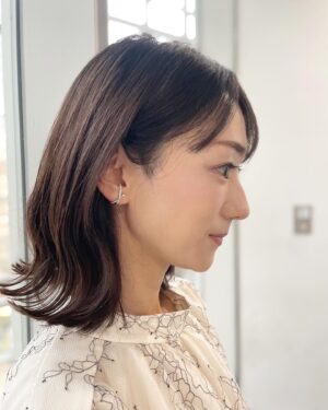 Mariko Dou Instagram - 昨日の「ワイド！スクランブル」の衣装は、

☆ブラウス,スカート… #proportionbodydressing 
☆アクセサリー… #starjewelry

でした👗✨
白✖️黒のコーディネートが素敵でした🤍

昨日の雨から一転、今日はいい天気ですね☀️
素敵な週末をお過ごしください^_^

 #大下容子ワイドスクランブル #ワイドスクランブル #ニュース #テレビ朝日 #アナウンサー
 #堂真理子 #アナウンサー衣装 #番組衣装