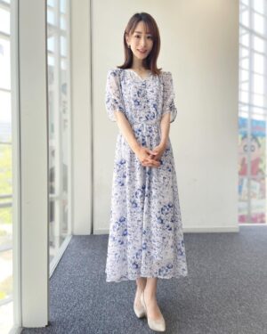 Mariko Dou Instagram - おはようございます😃
金曜日の衣装は、

☆ワンピース… #laissepasse 
☆アクセサリー… #starjewelry

でした👗✨

暑い日が続きますね💦
今週も頑張りましょう❣️

 #大下容子ワイドスクランブル #ワイドスクランブル #ニュース #テレビ朝日 #堂真理子 #アナウンサー #アナウンサー衣装