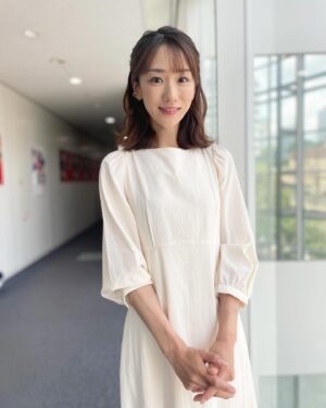 Mariko Dou Instagram - 今日は暑いですねー🥵💦
水分補給をしっかりして、熱中症には気を付けましょう！

昨日の「ワイド！スクランブル」の衣装は、

☆ワンピース… #stola
☆ピアス… #jouetie
☆ネックレス… #ete

でした👗✨
白いワンピースが涼しかったです🥰

それでは素敵な週末をお過ごしください♪

 #大下容子ワイドスクランブル #ワイドスクランブル #ニュース #テレビ朝日 #堂真理子 #アナウンサー #アナウンサー衣装 #番組衣装