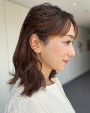 Mariko Dou Instagram - 今日は暑いですねー🥵💦
水分補給をしっかりして、熱中症には気を付けましょう！

昨日の「ワイド！スクランブル」の衣装は、

☆ワンピース… #stola
☆ピアス… #jouetie
☆ネックレス… #ete

でした👗✨
白いワンピースが涼しかったです🥰

それでは素敵な週末をお過ごしください♪

 #大下容子ワイドスクランブル #ワイドスクランブル #ニュース #テレビ朝日 #堂真理子 #アナウンサー #アナウンサー衣装 #番組衣装