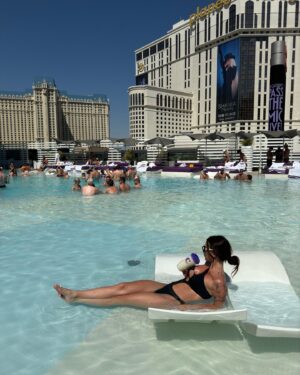 Marilou Lacharité Instagram - Promis, c’est dans les dernières photos 
☀️🕶️🌆

#lasvegas #vegasbaby #rooftop #vegasstrip