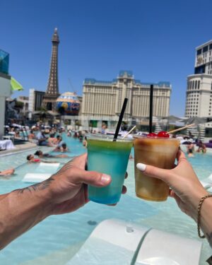 Marilou Lacharité Instagram - Promis, c’est dans les dernières photos 
☀️🕶️🌆

#lasvegas #vegasbaby #rooftop #vegasstrip