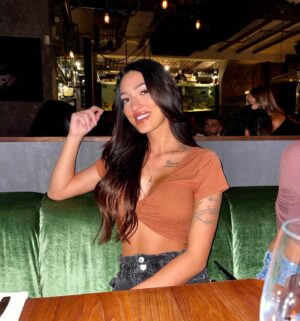 Marilou Lacharité Instagram - Des amies , un petit drink , une bonne bouffe …. 😅 

Un combo parfait pour une Marilou happy 🥰 

#flawless #goodmood #woman