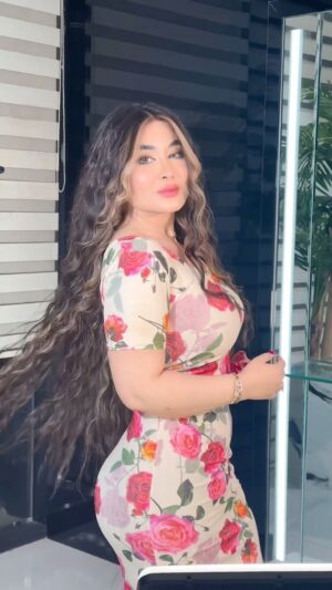 Marina Alobaidi Instagram - مساكم ورد 🌸💕🌿
.
.
.
Hair by 💇🏻‍♀️ : @manar.zaour 
.
.
#مارينا_العبيدي #missarabworld2021🇾🇪👑 #luxury #luxurylifestyle #fashionstyle #fashion #iraq #dubai #fyp #explorar
