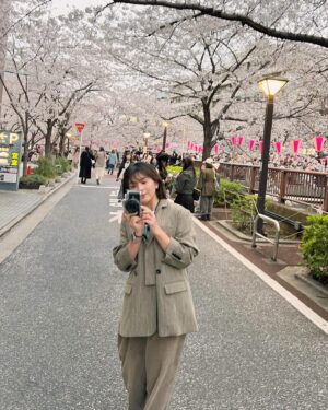 Marina Namiki Instagram - 🌸🌱

今週は桜見納めweekでした。

何度もお散歩して、日々進んでゆく季節の移ろいを楽しめました。

今年も沢山の思い出をつくることができたので大満足。
また来年ね🌸

#葉桜
#お花見
#今年は
#最後まで
#楽しめました
#また来年ですね

#並木万里菜#テレビ朝日アナウンサー#テレビ朝日
#テレ朝#アナウンサー