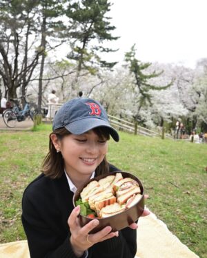 Marina Namiki Instagram - 🧺🥪🌸

本日23:45からはキョコロヒーです。

パフォーマンスの魅力を振付家目線で紹介するコーナーをお届けします。

今回注目するのは #le_sserafim の「EASY」！！

最先端を切り拓くグループの魅力がまるわかりです🥰

ぜひご覧ください❕

#キョコロヒー#ヒコロヒー#齊藤京子 

写真は関係ありませんが、先日のピクニックです。
バレーボールをしたら
翌日筋肉痛になりました。

二週間前は公園の鉄棒であそんだら
筋肉痛になるし、運動不足かよ...

#サンドイッチ
#お弁当
#お花見 
#並木万里菜#テレビ朝日アナウンサー
#テレビ朝日#テレ朝#アナウンサー