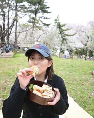 Marina Namiki Instagram - 🧺🥪🌸

本日23:45からはキョコロヒーです。

パフォーマンスの魅力を振付家目線で紹介するコーナーをお届けします。

今回注目するのは #le_sserafim の「EASY」！！

最先端を切り拓くグループの魅力がまるわかりです🥰

ぜひご覧ください❕

#キョコロヒー#ヒコロヒー#齊藤京子 

写真は関係ありませんが、先日のピクニックです。
バレーボールをしたら
翌日筋肉痛になりました。

二週間前は公園の鉄棒であそんだら
筋肉痛になるし、運動不足かよ...

#サンドイッチ
#お弁当
#お花見 
#並木万里菜#テレビ朝日アナウンサー
#テレビ朝日#テレ朝#アナウンサー