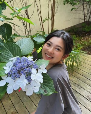 Marina Namiki Instagram - .
紫陽花が咲いてきました。
雨が多いシーズンの楽しみのひとつです。

#紫陽花
#hydrangea