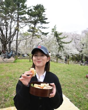 Marina Namiki Instagram - 🧺🥪🌸

本日23:45からはキョコロヒーです。

パフォーマンスの魅力を振付家目線で紹介するコーナーをお届けします。

今回注目するのは #le_sserafim の「EASY」！！

最先端を切り拓くグループの魅力がまるわかりです🥰

ぜひご覧ください❕

#キョコロヒー#ヒコロヒー#齊藤京子 

写真は関係ありませんが、先日のピクニックです。
バレーボールをしたら
翌日筋肉痛になりました。

二週間前は公園の鉄棒であそんだら
筋肉痛になるし、運動不足かよ...

#サンドイッチ
#お弁当
#お花見 
#並木万里菜#テレビ朝日アナウンサー
#テレビ朝日#テレ朝#アナウンサー