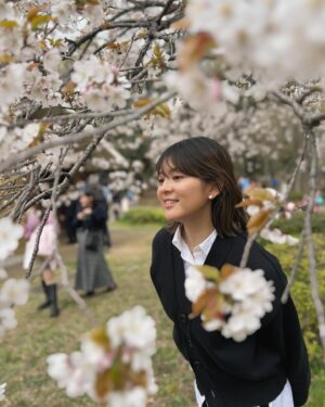 Marina Namiki Instagram - 🌸
週末はお花見をたのしみました。

代々木公園は宴席を楽しんでる人でいっぱい。
道の両脇からさくらの花がが空をつないで
アーケードみたいになっていた。

おとなもこどももみーんな夢中になっていました。
ふわふわしていて、かわいいですよね。

#お花見
#代々木公園
#🌸
#満開の桜 
#お休みの日の過ごし方 
#並木万里菜#テレビ朝日アナウンサー#テレビ朝日#テレ朝#アナウンサー