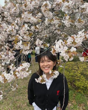 Marina Namiki Instagram - 🌸
週末はお花見をたのしみました。

代々木公園は宴席を楽しんでる人でいっぱい。
道の両脇からさくらの花がが空をつないで
アーケードみたいになっていた。

おとなもこどももみーんな夢中になっていました。
ふわふわしていて、かわいいですよね。

#お花見
#代々木公園
#🌸
#満開の桜 
#お休みの日の過ごし方 
#並木万里菜#テレビ朝日アナウンサー#テレビ朝日#テレ朝#アナウンサー