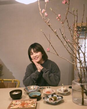 Marina Namiki Instagram - 🎎🌸
今日はおひなさまの日ということで
桃を飾り
ちらし寿司と桜餅を食べて、
思う存分行事を楽しみました😌

2年前はかざっていた桜の木が開花しないままだったので
今年こそはこの桃をさかせたい...
お世話がんばります。

#おひなさま #桃の節句 #ちらし寿司#桜餅#桃の花
#並木万里菜#テレビ朝日アナウンサー#テレビ朝日#テレ朝#アナウンサー