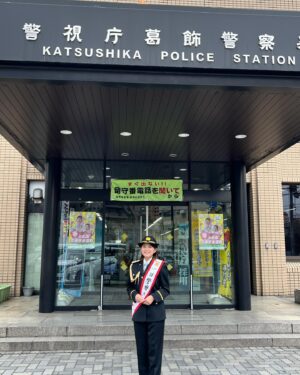 Marina Namiki Instagram - 👮🌸
地元、葛飾署の一日警察署長を務めさせていただきました。

今日から4/15までの10日間『春の全国交通安全運動』期間です。
交通ルールのたいせつさを改めて実感し、
地元のみならず全国から交通事故が一件でも減るように
正しい自転車や自動車の乗り方を守っていきたいとおもいます😌

モンチッチくんとも初ドライブで
隣にいて安心感がすごかった...

葛飾警察署のみなさま本日はありがとうございました。

#一日警察署長 
#葛飾署
#並木万里菜#テレビ朝日アナウンサー#テレビ朝日#テレ朝#アナウンサー
