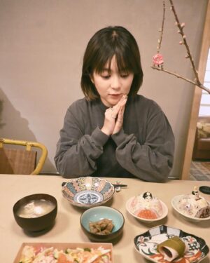 Marina Namiki Instagram - 🎎🌸
今日はおひなさまの日ということで
桃を飾り
ちらし寿司と桜餅を食べて、
思う存分行事を楽しみました😌

2年前はかざっていた桜の木が開花しないままだったので
今年こそはこの桃をさかせたい...
お世話がんばります。

#おひなさま #桃の節句 #ちらし寿司#桜餅#桃の花
#並木万里菜#テレビ朝日アナウンサー#テレビ朝日#テレ朝#アナウンサー