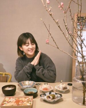 Marina Namiki Instagram - 🎎🌸
今日はおひなさまの日ということで
桃を飾り
ちらし寿司と桜餅を食べて、
思う存分行事を楽しみました😌

2年前はかざっていた桜の木が開花しないままだったので
今年こそはこの桃をさかせたい...
お世話がんばります。

#おひなさま #桃の節句 #ちらし寿司#桜餅#桃の花
#並木万里菜#テレビ朝日アナウンサー#テレビ朝日#テレ朝#アナウンサー