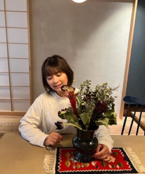 Marina Namiki Instagram - 🌼
ドライフラワーは鮮度が命！

お花が満開の状態を楽しんだら

枯れていってしまう前に

風通しの良いところでカラカラにします。

これで色持ちが全然違うのです。

#ドライフラワー
#花束