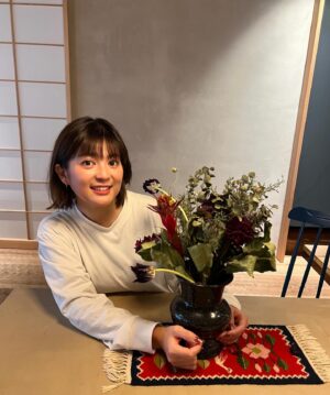 Marina Namiki Instagram - 🌼
ドライフラワーは鮮度が命！

お花が満開の状態を楽しんだら

枯れていってしまう前に

風通しの良いところでカラカラにします。

これで色持ちが全然違うのです。

#ドライフラワー
#花束