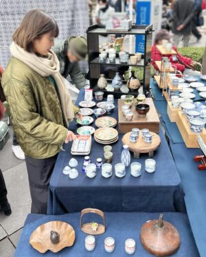 Marina Namiki Instagram - うつわ、うつわ、うつわ！！！

骨董市で明治時代の有田焼をゲットしました。
時間をかけるほどいろんなものが出てきて
お店をぐるぐるしていたら
あっという間に日が落ちていくう！

一回行っただけでは足りなかったので
また来月も遊びに行きます。

#骨董市#器#週末のお出かけ#お出かけ日和#おやすみの日
#並木万里菜#テレビ朝日アナウンサー#テレビ朝日#テレ朝#アナウンサー