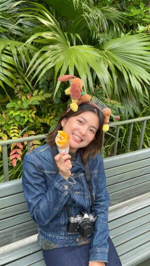 Marina Namiki Instagram - 🎞️🤍📷

『夢の国で食べまくりシリーズ』

一緒に行った友達がたくさん動画に収めてくれました。
たくさん歩くから食べても食べてもすぐおなか減ります笑

たべたもの
↓
①ブリュレ風チュロス
②アップルキャラメルチュロス
③冷やし担々麺🍜
④てりやきチキン🍗
⑤ソフトクリーム🍦
⑥カルツォーネ🍅

しあわせだった🥹

#vlog#minivlog
