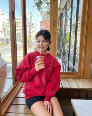 Marina Namiki Instagram - 🍨☕️
アイスコーヒーの時期がやってきました。

心地よい酸味とフローラルのような香りでおいしい〜
ちょっと休憩してから公園にいきました。

ドッグランにいるわんこたちに目が釘づけ👀
走り回って、遊んで、楽しそうなわんこたちを見たら
こちらまで幸せになる。

#coffeebreak
#アイスコーヒーの季節 
#今日は暑かった

#並木万里菜#テレビ朝日アナウンサー
#テレビ朝日#テレ朝#アナウンサー