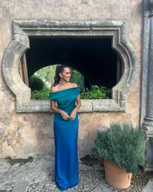 Marina Valdés Instagram - Que sigáis siendo siempre lo mejor que os ha podido pasar @alex.silvestresz & @carmen.estelrich ✨🤍 os adoro 

👗 @ladypipa