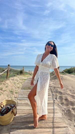 Marina Valdés Instagram - Verano es ese caminito de maderas a la playa y ese vestido de @maticescollection 🤍 hasta el próximo 🥹✨
