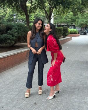 Marina Valdés Instagram - Lo que vivimos en la presentación de #microdramas en Valencia fue un epílogo digno del libro. Estaban todos mis personajes en carne y hueso, dispuestos a revivir las historias que hicieran falta, cerrar las que quedaban y ponerles hasta lacito. Amigos, profesores, familia, compañeros de profesión. Millones de gracias por acompañarme ayer en otra aventura más. Tengo el corazón a rebosar, qué día tan bonito y tan tan tan especial ✨ni en mil novelas me habría imaginado algo tan sobrecogedor. Me ha robado hasta las palabras para poder expresar bien lo que significó. 

Ojalá cupieran las fotos con todos. Aquí una recopilación con el mejor maestro de ceremonias @cbonastre23, la mejor coguionista @cristina_andres, mi @mariagmanzano que me acompaña al fin del mundo; mi hermana @irenevv7 por ser la mejor del mundo mundial y mi partner in crime gallega @cotytrolling ♥️

Para quien se haya leído ya el libro aquí el vídeo de la reconciliación entre el periodista que me impulsó a serlo y mi padre tras la paella de la discordia en Kosovo. En vivo y en directo y después de muchos años. También fue una sorpresa tenerlo allí. Lo único que me podía esperar del día de ayer es la foto final: los huevos fritos a la 1am de la madrugada y que vienen siendo un must en mi casa. 

No faltó tampoco el detalle de @maticescollection que quiso vestirnos en un día tan simbólico con diseños creados en la terreta 👗