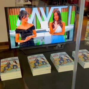 Marina Valdés Instagram - Lo que vivimos en la presentación de #microdramas en Valencia fue un epílogo digno del libro. Estaban todos mis personajes en carne y hueso, dispuestos a revivir las historias que hicieran falta, cerrar las que quedaban y ponerles hasta lacito. Amigos, profesores, familia, compañeros de profesión. Millones de gracias por acompañarme ayer en otra aventura más. Tengo el corazón a rebosar, qué día tan bonito y tan tan tan especial ✨ni en mil novelas me habría imaginado algo tan sobrecogedor. Me ha robado hasta las palabras para poder expresar bien lo que significó. 

Ojalá cupieran las fotos con todos. Aquí una recopilación con el mejor maestro de ceremonias @cbonastre23, la mejor coguionista @cristina_andres, mi @mariagmanzano que me acompaña al fin del mundo; mi hermana @irenevv7 por ser la mejor del mundo mundial y mi partner in crime gallega @cotytrolling ♥️

Para quien se haya leído ya el libro aquí el vídeo de la reconciliación entre el periodista que me impulsó a serlo y mi padre tras la paella de la discordia en Kosovo. En vivo y en directo y después de muchos años. También fue una sorpresa tenerlo allí. Lo único que me podía esperar del día de ayer es la foto final: los huevos fritos a la 1am de la madrugada y que vienen siendo un must en mi casa. 

No faltó tampoco el detalle de @maticescollection que quiso vestirnos en un día tan simbólico con diseños creados en la terreta 👗