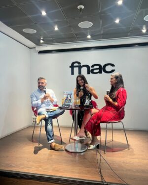Marina Valdés Instagram - Lo que vivimos en la presentación de #microdramas en Valencia fue un epílogo digno del libro. Estaban todos mis personajes en carne y hueso, dispuestos a revivir las historias que hicieran falta, cerrar las que quedaban y ponerles hasta lacito. Amigos, profesores, familia, compañeros de profesión. Millones de gracias por acompañarme ayer en otra aventura más. Tengo el corazón a rebosar, qué día tan bonito y tan tan tan especial ✨ni en mil novelas me habría imaginado algo tan sobrecogedor. Me ha robado hasta las palabras para poder expresar bien lo que significó. 

Ojalá cupieran las fotos con todos. Aquí una recopilación con el mejor maestro de ceremonias @cbonastre23, la mejor coguionista @cristina_andres, mi @mariagmanzano que me acompaña al fin del mundo; mi hermana @irenevv7 por ser la mejor del mundo mundial y mi partner in crime gallega @cotytrolling ♥️

Para quien se haya leído ya el libro aquí el vídeo de la reconciliación entre el periodista que me impulsó a serlo y mi padre tras la paella de la discordia en Kosovo. En vivo y en directo y después de muchos años. También fue una sorpresa tenerlo allí. Lo único que me podía esperar del día de ayer es la foto final: los huevos fritos a la 1am de la madrugada y que vienen siendo un must en mi casa. 

No faltó tampoco el detalle de @maticescollection que quiso vestirnos en un día tan simbólico con diseños creados en la terreta 👗