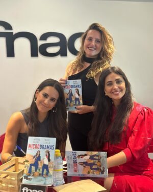 Marina Valdés Instagram - Lo que vivimos en la presentación de #microdramas en Valencia fue un epílogo digno del libro. Estaban todos mis personajes en carne y hueso, dispuestos a revivir las historias que hicieran falta, cerrar las que quedaban y ponerles hasta lacito. Amigos, profesores, familia, compañeros de profesión. Millones de gracias por acompañarme ayer en otra aventura más. Tengo el corazón a rebosar, qué día tan bonito y tan tan tan especial ✨ni en mil novelas me habría imaginado algo tan sobrecogedor. Me ha robado hasta las palabras para poder expresar bien lo que significó. 

Ojalá cupieran las fotos con todos. Aquí una recopilación con el mejor maestro de ceremonias @cbonastre23, la mejor coguionista @cristina_andres, mi @mariagmanzano que me acompaña al fin del mundo; mi hermana @irenevv7 por ser la mejor del mundo mundial y mi partner in crime gallega @cotytrolling ♥️

Para quien se haya leído ya el libro aquí el vídeo de la reconciliación entre el periodista que me impulsó a serlo y mi padre tras la paella de la discordia en Kosovo. En vivo y en directo y después de muchos años. También fue una sorpresa tenerlo allí. Lo único que me podía esperar del día de ayer es la foto final: los huevos fritos a la 1am de la madrugada y que vienen siendo un must en mi casa. 

No faltó tampoco el detalle de @maticescollection que quiso vestirnos en un día tan simbólico con diseños creados en la terreta 👗
