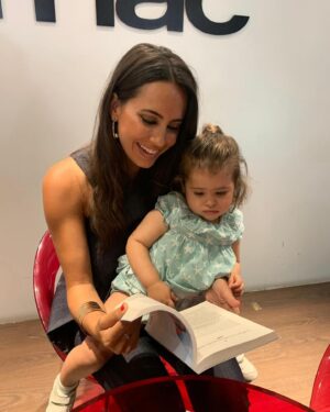 Marina Valdés Instagram - Lo que vivimos en la presentación de #microdramas en Valencia fue un epílogo digno del libro. Estaban todos mis personajes en carne y hueso, dispuestos a revivir las historias que hicieran falta, cerrar las que quedaban y ponerles hasta lacito. Amigos, profesores, familia, compañeros de profesión. Millones de gracias por acompañarme ayer en otra aventura más. Tengo el corazón a rebosar, qué día tan bonito y tan tan tan especial ✨ni en mil novelas me habría imaginado algo tan sobrecogedor. Me ha robado hasta las palabras para poder expresar bien lo que significó. 

Ojalá cupieran las fotos con todos. Aquí una recopilación con el mejor maestro de ceremonias @cbonastre23, la mejor coguionista @cristina_andres, mi @mariagmanzano que me acompaña al fin del mundo; mi hermana @irenevv7 por ser la mejor del mundo mundial y mi partner in crime gallega @cotytrolling ♥️

Para quien se haya leído ya el libro aquí el vídeo de la reconciliación entre el periodista que me impulsó a serlo y mi padre tras la paella de la discordia en Kosovo. En vivo y en directo y después de muchos años. También fue una sorpresa tenerlo allí. Lo único que me podía esperar del día de ayer es la foto final: los huevos fritos a la 1am de la madrugada y que vienen siendo un must en mi casa. 

No faltó tampoco el detalle de @maticescollection que quiso vestirnos en un día tan simbólico con diseños creados en la terreta 👗