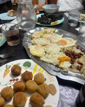 Marina Valdés Instagram - Lo que vivimos en la presentación de #microdramas en Valencia fue un epílogo digno del libro. Estaban todos mis personajes en carne y hueso, dispuestos a revivir las historias que hicieran falta, cerrar las que quedaban y ponerles hasta lacito. Amigos, profesores, familia, compañeros de profesión. Millones de gracias por acompañarme ayer en otra aventura más. Tengo el corazón a rebosar, qué día tan bonito y tan tan tan especial ✨ni en mil novelas me habría imaginado algo tan sobrecogedor. Me ha robado hasta las palabras para poder expresar bien lo que significó. 

Ojalá cupieran las fotos con todos. Aquí una recopilación con el mejor maestro de ceremonias @cbonastre23, la mejor coguionista @cristina_andres, mi @mariagmanzano que me acompaña al fin del mundo; mi hermana @irenevv7 por ser la mejor del mundo mundial y mi partner in crime gallega @cotytrolling ♥️

Para quien se haya leído ya el libro aquí el vídeo de la reconciliación entre el periodista que me impulsó a serlo y mi padre tras la paella de la discordia en Kosovo. En vivo y en directo y después de muchos años. También fue una sorpresa tenerlo allí. Lo único que me podía esperar del día de ayer es la foto final: los huevos fritos a la 1am de la madrugada y que vienen siendo un must en mi casa. 

No faltó tampoco el detalle de @maticescollection que quiso vestirnos en un día tan simbólico con diseños creados en la terreta 👗