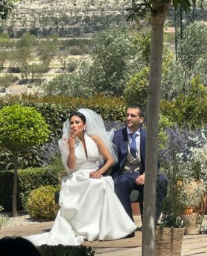 Marina Valdés Instagram - Charanga, zamburiñas, fiestón y mucho amor ✨

@conchigildiaz & @borjatabe 👰🏻🤵🏻‍♂️

💘El lookazo es de @apparentiaofficial