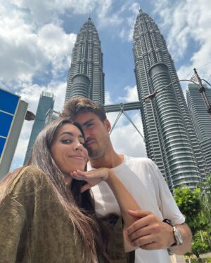 Marina Valdés Instagram - 🎞 This all is Kuala Lumpur 
1. Los tronos en las Petronas 
2. La parte neoyorkina de KL
3. La musulmana
4. La india
5. La china (siguiendo los pasos de @alexovi7 y @mery_gurre) 
6. La selvática
7. La gastronómica 
8. @ribelles6 no puede ni mantener los ojos abiertos cuando come los dimsum con Estrella michelin 
9. Las trona sigue con las Petronas 
10. Sunset y arcoíris en el helipuerto que a partir de las 18 hace las veces de rooftop