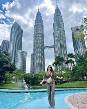 Marina Valdés Instagram - 🎞 This all is Kuala Lumpur 
1. Los tronos en las Petronas 
2. La parte neoyorkina de KL
3. La musulmana
4. La india
5. La china (siguiendo los pasos de @alexovi7 y @mery_gurre) 
6. La selvática
7. La gastronómica 
8. @ribelles6 no puede ni mantener los ojos abiertos cuando come los dimsum con Estrella michelin 
9. Las trona sigue con las Petronas 
10. Sunset y arcoíris en el helipuerto que a partir de las 18 hace las veces de rooftop