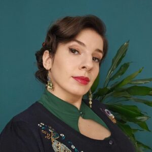 Marina Weisband Instagram - In 2 von 3 Ländern, in den meine Familie wohnt, herrscht aktiver Krieg. Auch in Deutschland gewinnen demokratiefeindliche Populisten immer mehr Grund.
ABER ich bin nicht machtlos. Ich kann arbeiten und sprechen und schreiben gegen Ungerechtigkeit und Bosheit. Und um mich selbst bei Laune zu halten, kann ich Schönheit um mich bauen.
Ich kann Kleidung mit Pfauen besticken UND ich habe einen passenden Freund gefunden. Und das ist nicht viel, aber es ist meins.