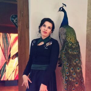 Marina Weisband Instagram - In 2 von 3 Ländern, in den meine Familie wohnt, herrscht aktiver Krieg. Auch in Deutschland gewinnen demokratiefeindliche Populisten immer mehr Grund.
ABER ich bin nicht machtlos. Ich kann arbeiten und sprechen und schreiben gegen Ungerechtigkeit und Bosheit. Und um mich selbst bei Laune zu halten, kann ich Schönheit um mich bauen.
Ich kann Kleidung mit Pfauen besticken UND ich habe einen passenden Freund gefunden. Und das ist nicht viel, aber es ist meins.
