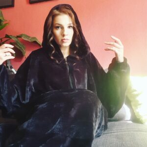Marina Weisband Instagram - Ich habe einen Deckenhoodie zum Geburtstag geschenkt bekommen und ich brauche in meinem Leben nichts anderes mehr.