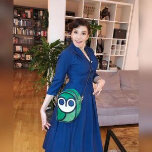 Marina Weisband Instagram - Ich habe zwei grüne Hosen gebraucht gekauft und daraus die perfekte kleine @projekt_aula Handtasche genäht!
Es ist meine erste eigene Handtasche und ich bin sehr inspiriert damit an Schulen zu fahren und Jugendlichen Demokratie greifbar zu machen. Wenn ihr Schulen unterstützen wollt, spendet doch gern an https://www.aula.de/spenden