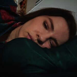 Marina Weisband Instagram - Weiß nie, wie viel ich auf social media heulen soll, dass ich gerade wieder nur im Bett liegen kann. 

EINERSEITS: Will über die interessanten Themen sprechen.

ANDERERSEITS: Ihr seht mich ausschließlich, wenn es mir hervorragend geht. #MECFS bleibt unsichtbar. Und damit auch alle schwerer Betroffenen.

Ich gucke euch 80% der Zeit (jetzt) genau so an.

Ich habe gerade Schmerzen, mein Kopf schwimmt, meine Muskeln sind schwach und ich fühle mich, als würde ich stetig fallen.
Ich brauche kein "Gute Besserung" und kein Mitleid, ich bin sehr glücklich über eure Aufmerksamkeit. Zu viele #MECFS Betroffene können nicht für sich sprechen. Ich freue mich über Allgemeinwissen, Inklusion, Barrierefreiheit, Nachsicht.