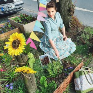 Marina Weisband Instagram - Auszeit mit "Gartenarbeit" zwischendurch. Ist mein Garten eine besetzte Baumscheibe am Straßenrand? Ja. Man nimmt, was man kann.
#urbangardening #guerillagardening